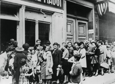 أشخاص يصطفون خارج متجر ألبان ، باريس المحتلة من قبل ألمانيا ، 26 يوليو 1940 بواسطة غير معروف