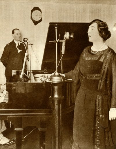 فنانين يغنون دويتو في أحد استوديوهات 2LO ، سافوي هيل ، لندن ، 1923 ، 1935. بواسطة غير معروف
