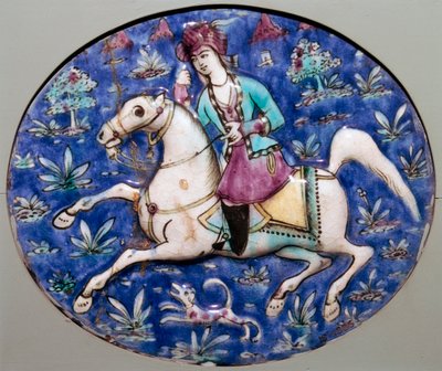 بلاطة فارسية تصور فارسًا من القرن التاسع عشر بواسطة غير معروف