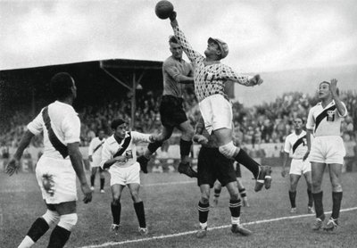 فريق كرة القدم الأولمبي بيروس في العمل ، أولمبياد برلين ، 1936 بواسطة غير معروف
