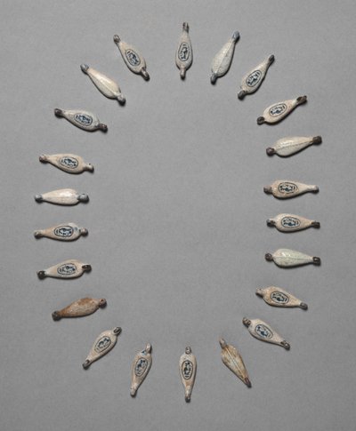 حبات على شكل بتلة ، ج. 1391-1353 ق. بواسطة غير معروف