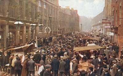 سوق Petticoat Lane صباح يوم الأحد ، لندن ، c1910. بواسطة غير معروف
