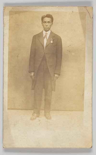 بطاقة بريدية فوتوغرافية لرجل يرتدي بدلة ، 1904-1918. بواسطة غير معروف