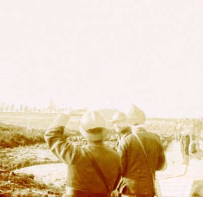 الطائرة فوق الخنادق ، Ramskapelle ، بلجيكا ، c1914-c1918 بواسطة غير معروف