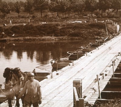 جسر عائم فوق نهر أيسن في فينيزيل ، أيسن ، فرنسا ، c1914-c1918 بواسطة غير معروف