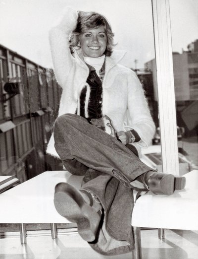 صورة للمغني والكوميدي الأسترالي أوليفيا نيوتن جون (مواليد 1949) ، لندن ، 23/05/1975 (b / w photo) بواسطة غير معروف