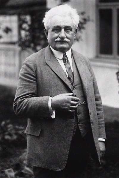 صورة للمؤلف الموسيقي ليوس جاناك 1854-1928. بواسطة غير معروف