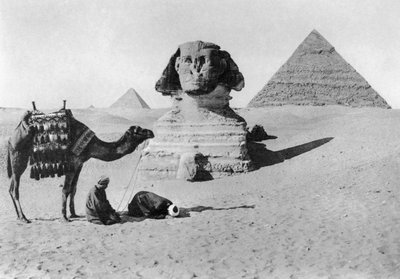 الصلاة أمام تمثال أبو الهول ، القاهرة ، مصر ، 1920 م بواسطة غير معروف
