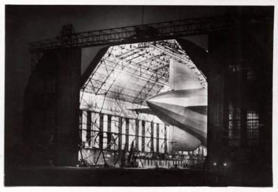 الاستعدادات لرحلة ليلية ، Zeppelin LZ 127 Graf Zeppelin ، 1933 بواسطة غير معروف