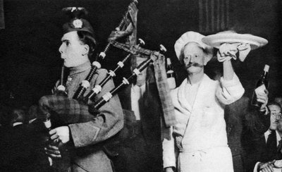 عرض haggis في مأدبة كاليدونيا ، لندن ، 1926-1927 بواسطة غير معروف