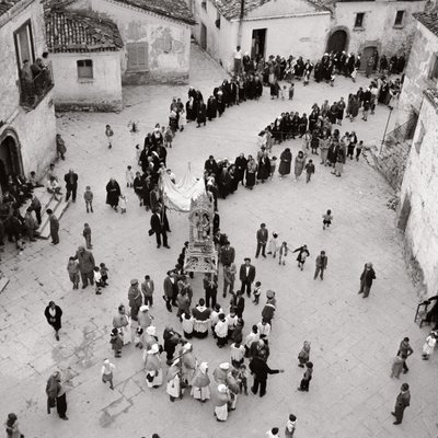 موكب فلاجيلانتس ، ألبانو دي لوكانيا ، بوتينزا ، بازيليكاتا ، إيطاليا (صورة b / w) بواسطة غير معروف