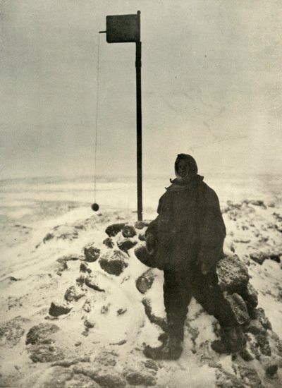 البروفيسور ديفيد Standing By Mawsons Anemometer، c1908، 1909. بواسطة غير معروف