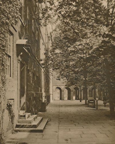 محكمة المضخة في ثوبها الصيفي للأوراق وضوء الشمس ، c1935. بواسطة غير معروف