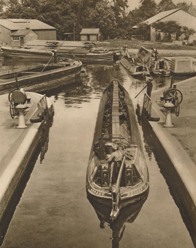 دفع قارب قرد عبر القفل في برينتفورد ، c1935. بواسطة غير معروف