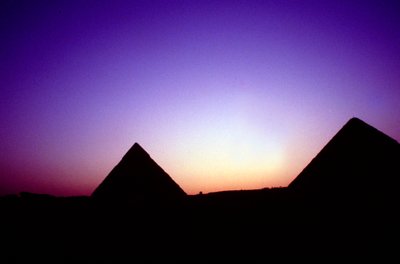 أهرامات الجيزة ، مصر ، عند غروب الشمس ، القرن 26 قبل الميلاد بواسطة غير معروف