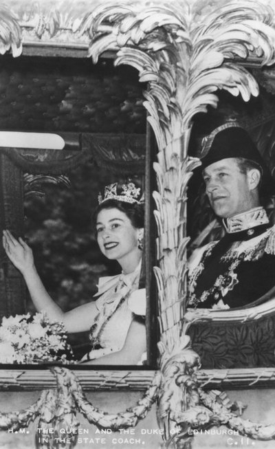 الملكة اليزابيث الثانية ودوق ادنبره في مدرب الدولة ، التتويج ، 2 يونيو 1953 بواسطة غير معروف