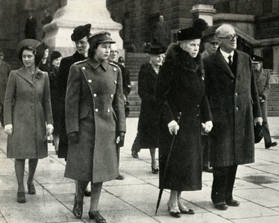 الملكة ماري ، الأميرة إليزابيث ، الأميرة مارغريت ... ، يوم الهدنة ، 1945 ، 1951. بواسطة غير معروف
