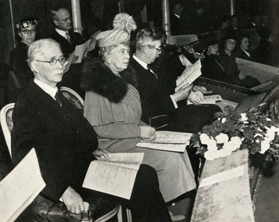 الملكة ماري في حفل عيد الشكر ، قاعة ألبرت الملكية ، 1945 ، 1951. بواسطة غير معروف