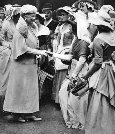 الملكة ماري في سوق وستمنستر القديم ومعرض في دينز يارد ، وستمنستر ، c1936 بواسطة غير معروف