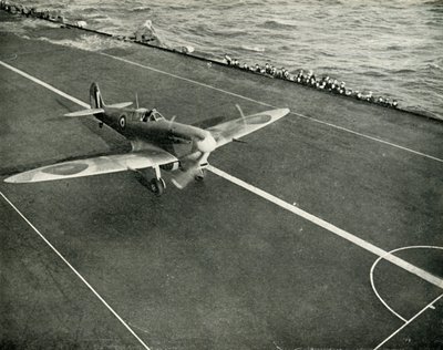 RAF Spitfire على سطح حاملة طائرات في طريقها إلى مالطا ، الحرب العالمية الثانية ، 1942 1944. بواسطة غير معروف