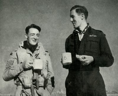 أفراد من سلاح الجو الملكي البريطاني يستمتعون بكوب من الشاي ، مالطا ، الحرب العالمية الثانية ، 1942 1944. بواسطة غير معروف