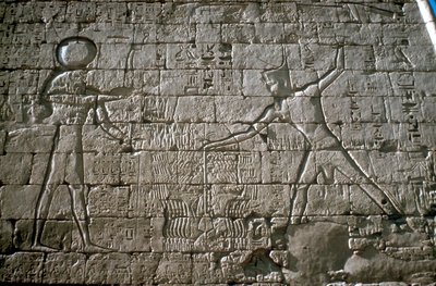 رعمسيس الثالث يضرب أعدائه أمام آمون رع ، المعبد الجنائزي ، مدينة هابو ، مصر ، القرن الثاني عشر قبل الميلاد بواسطة غير معروف