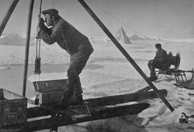 قراءة درجة الحرارة باستخدام عدسة. 12 يوليو 1894 1894 1897 بواسطة غير معروف