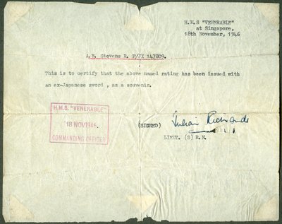استلام سيف ياباني سابق ، HMS Venerable ، سنغافورة ، 1946 بواسطة غير معروف
