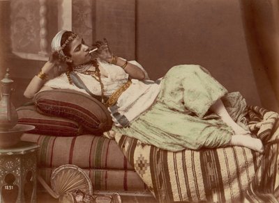 مستلق امرأة تدخن ، 1870-90. بواسطة غير معروف