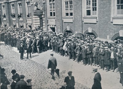 المجندين الذين ينتظرون خارج مستودع تجنيد وسط لندن ، 1914 بواسطة غير معروف