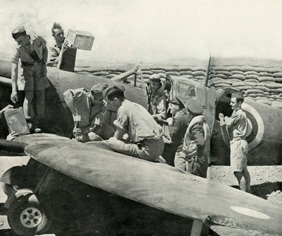 إعادة تزويد المقاتلين العصبيين بالوقود وإعادة تسليحهم ، مالطا ، الحرب العالمية الثانية ، 1942 1944. بواسطة غير معروف