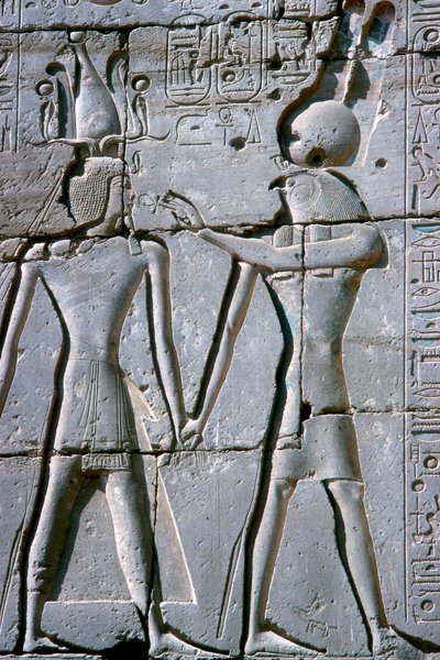 إغاثة آمون رع تعطي الحياة لرعمسيس الثاني ، معبد رعمسيس الثاني ، الأقصر ، مصر ، c1250 قبل الميلاد بواسطة غير معروف