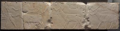 إغاثة الرجال الذين يجلبون حيوانات الصحراء ، ج. 2311-2281 ق. بواسطة غير معروف