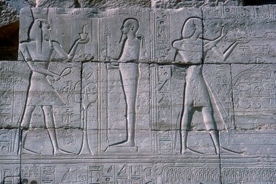 نقش يظهر رمسيس الثاني قبل بتاح ، الرمسيوم ، معبد رعمسيس الثاني ، الأقصر ، مصر ، c1250 قبل الميلاد بواسطة غير معروف