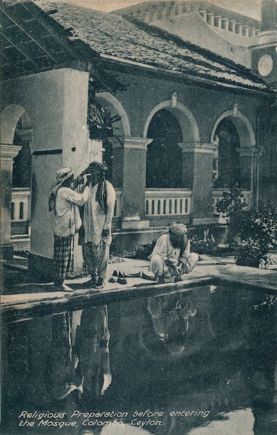 التحضير الديني قبل دخول المسجد ، كولومبو ، سيلان ، c1910. بواسطة غير معروف