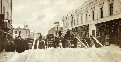 حواجز ثورية في شارع Seleznevskaya ، موسكو ، روسيا ، خلال الانتفاضة عام 1905 بواسطة غير معروف