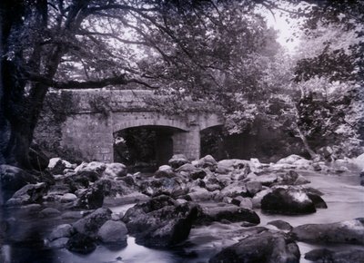 نهر وجسر بالقرب من بليموث في ديفون ، 1920. بواسطة غير معروف