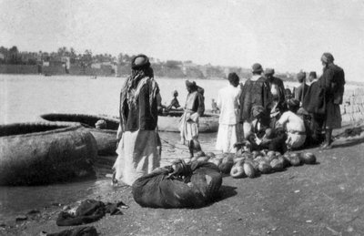 حرفة النهر المحملة بالبطيخ ، نهر دجلة ، بغداد ، العراق ، 1917-1919 بواسطة غير معروف
