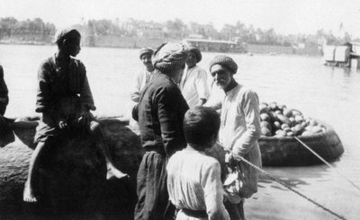 حرفة النهر المحملة بالبطيخ ، نهر دجلة ، بغداد ، العراق ، 1917-1919 بواسطة غير معروف