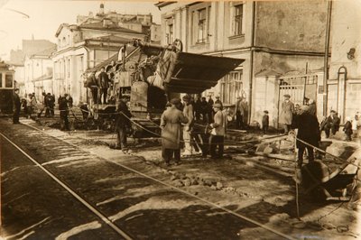 أعمال الطرق في شارع تفرسكايا ، موسكو ، اتحاد الجمهوريات الاشتراكية السوفياتية ، 1920s بواسطة غير معروف