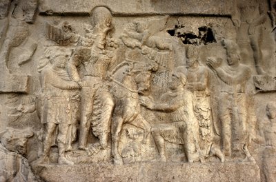نقش صخري يصور الملك الساساني شابور الأول (241-72) الإمبراطور الروماني فاليريان (240-260) والجنرالات الفارسيون ، القرن الثالث (حجر) بواسطة غير معروف