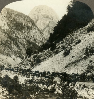روكي جوردالسنت 3620 قدمًا من جانب الطريق المليء بعربات السياح ، النرويج ، c1905. بواسطة غير معروف