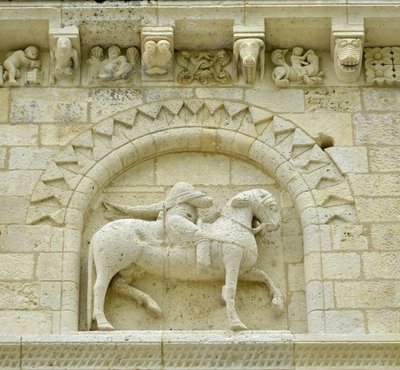 الفن الرومانسكي: تفاصيل الواجهة التي تصور Hugues de Surgeres و Geoffroy de Vendome أو الإمبراطور قسطنطين الأول العظيم الذي كان حصانه يطأ الهرطقة والمسيح منتصرًا في Evil and Death ، Notre Dame (Notre-Dame) de Surgeres (17700) بواسطة غير معروف