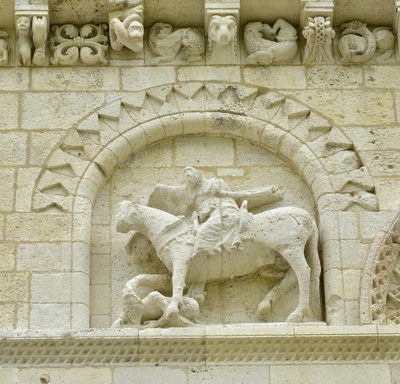 الفن الرومانسكي: تفاصيل الواجهة التي تصور Hugues de Surgeres و Geoffroy de Vendome أو الإمبراطور قسطنطين الأول العظيم الذي كان حصانه يطأ الهرطقة والمسيح منتصرًا في Evil and Death ، Notre Dame (Notre-Dame) de Surgeres (17700) بواسطة غير معروف