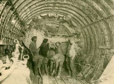 القاطع الدوار في العمل في الأنبوب الموسع لخط سكة حديد المدينة وجنوب لندن ، c1930. بواسطة غير معروف