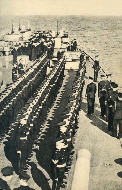 اصطف مشاة البحرية الملكية في موكب على متن سفينة ، الحرب العالمية الثانية ، c1939-c1943 1944. بواسطة غير معروف
