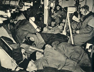 مشاة البحرية الملكية ينامون في مدفعية سفينة حربية ، الحرب العالمية الثانية ، c1939-c1943 1944. بواسطة غير معروف