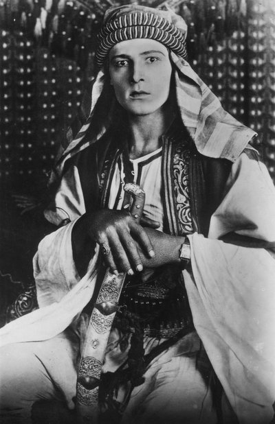 رودولف فالنتينو 1895-1926 في الشيخ ، 1921 بواسطة غير معروف