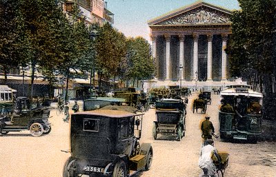 شارع Royale و Madeleine ، باريس ، مع سيارات وحافلة بمحرك في الشارع ، c1900 بواسطة غير معروف