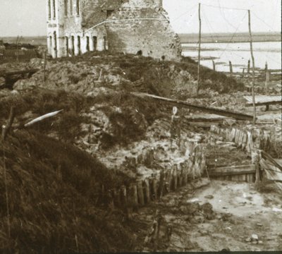 المبنى المدمر والخنادق على طول الساحل ، c1914-c1918 بواسطة غير معروف